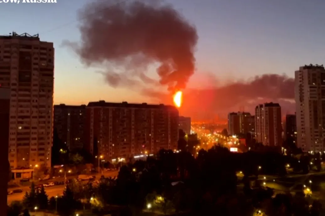 Lángoló finomító, 400 kitelepített ember, 3 halott az ukránok vasárnapi moszkvai dróntámadása után