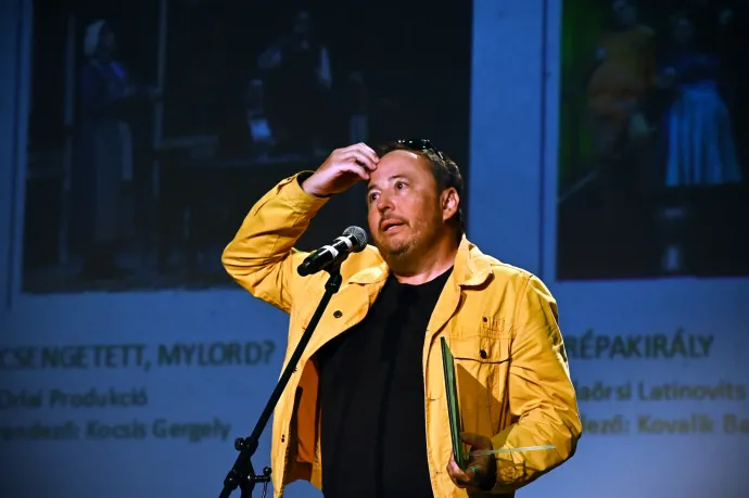 Fent: Kovalik Balázs, lent: Nádasdy Ádám családja – Fotó: Éder Vera