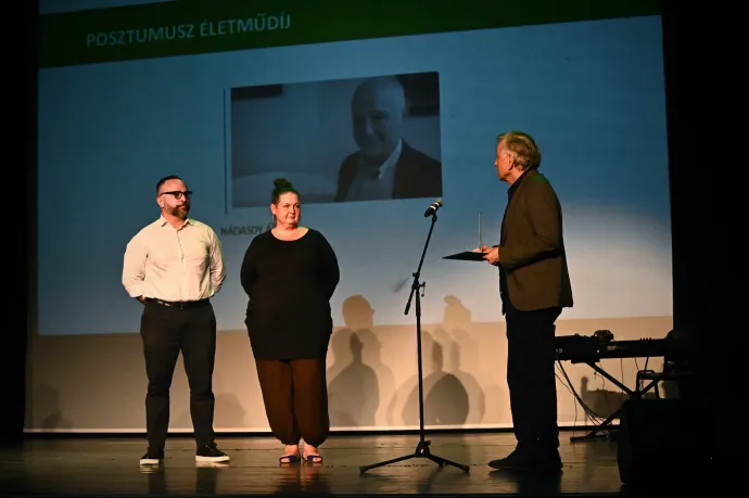 Fent: Kovalik Balázs, lent: Nádasdy Ádám családja – Fotó: Éder Vera