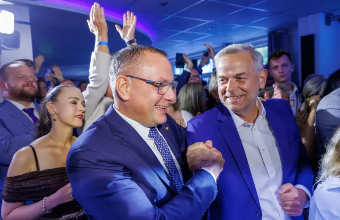 Tino Chrupalla, az AfD szövetségi elnöke és Leif-Erik Holm, az AfD mecklenburg-elő-pomerániai miniszterelnök-jelöltje a pártjuk választási ünnepségén 2026. szeptember 20-án – Fotó: Jens Büttner/ dpa / AFP