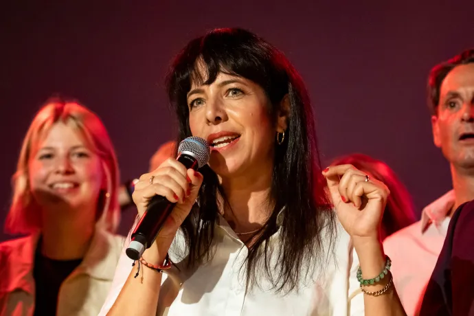 Elif Eralp, a Linke párt jelöltje beszédet mond a szavazóhelyiségek zárása után Berlinben 2026. szeptember 20-án – Fotó: Emmanuele Contini / AFP