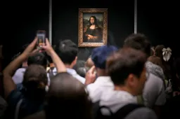 Letartóztattak két látogatót a Louvre-ban, akik a Mona Lisa közelében állították ki a saját műveiket