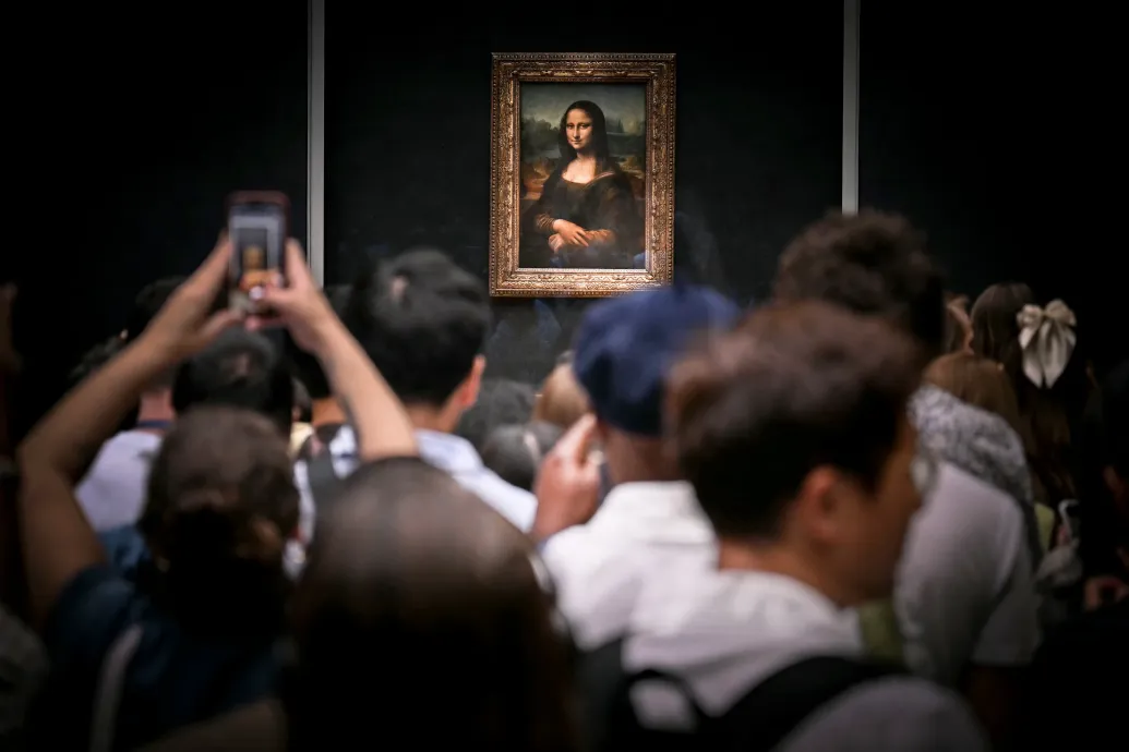 Letartóztattak két látogatót a Louvre-ban, akik a Mona Lisa közelében állították ki a saját műveiket