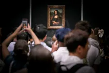 Letartóztattak két látogatót a Louvre-ban, akik a Mona Lisa közelében állították ki a saját műveiket