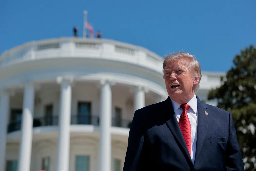 Bepereli Trump kormányát a CNN és a többi Fehér Házból kitiltott médium