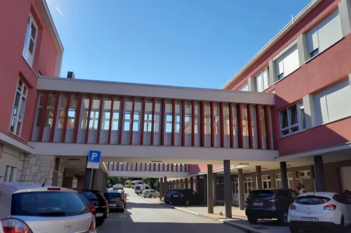 Addig nem foglalkoztak egy nyári ruhás nővel egy horvátországi kórházban, míg át nem öltözött