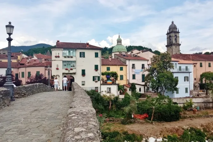 Pontremoli és a zarándokszálló fénykeresztes terasza – Fotó: Elekes Balázs