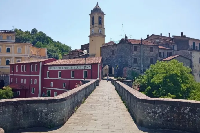 Villafranca, tipegő a Moina-patakon és Filetto, az egykori római castrum – Fotó: Elekes Balázs