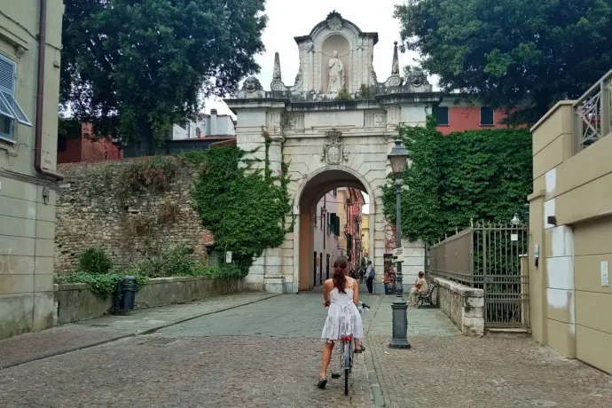 Ponzano Superiore és a virágos Sarzana – Fotó: Elekes Balázs