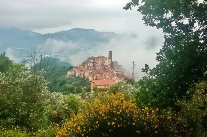 Ponzano Superiore és a virágos Sarzana – Fotó: Elekes Balázs