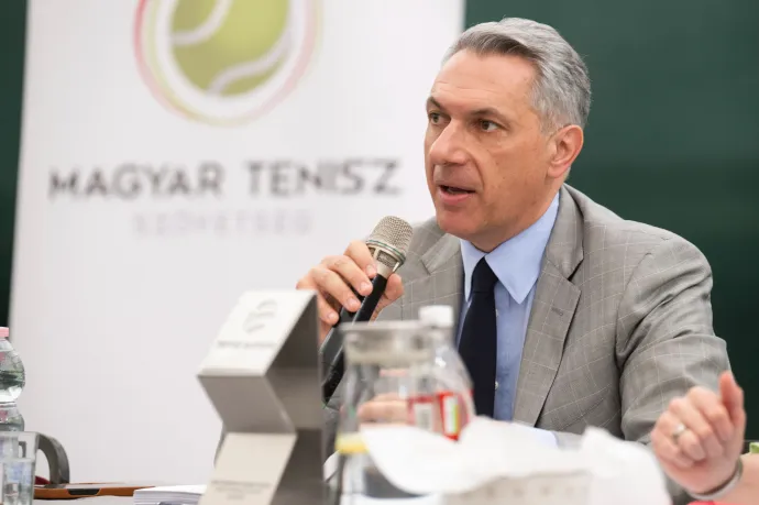 Lázár János nemcsak teniszpályát, hanem napelemparkot is engedély nélkül építtetett a batidai kastélya melletti erdőben