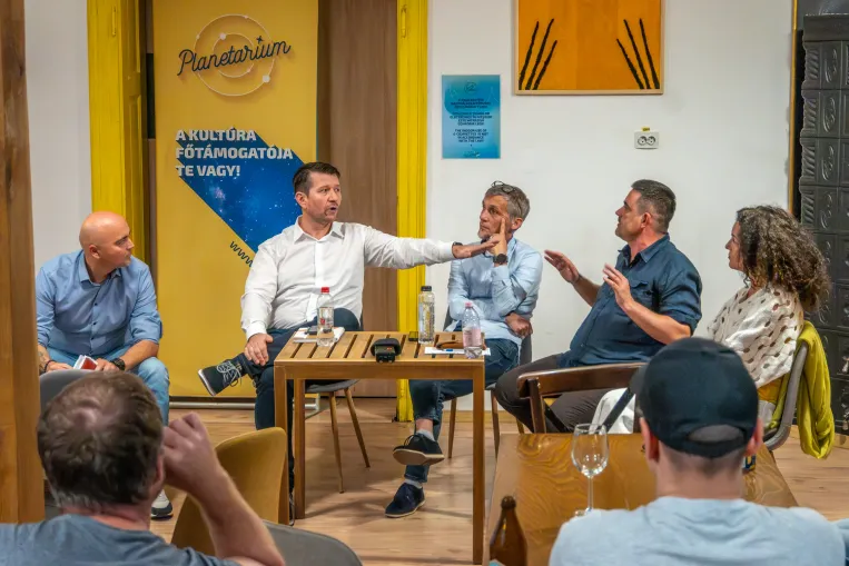 Decentralizált oktatási rendszerre lenne szükség, de erről még optimista pillanatokban is csak óvatosan álmodunk