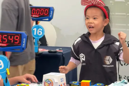 Három nap alatt kétszer is megdöntötte a Rubik-kocka kirakásának világrekordját egy hatéves kislány