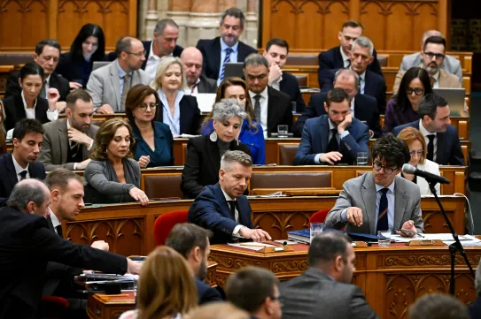Kommunista tempó, elfogadhatatlan, botrány - kiakadtak az ellenzékiek a Médiatanács tagjainak szavazásán történtek miatt.