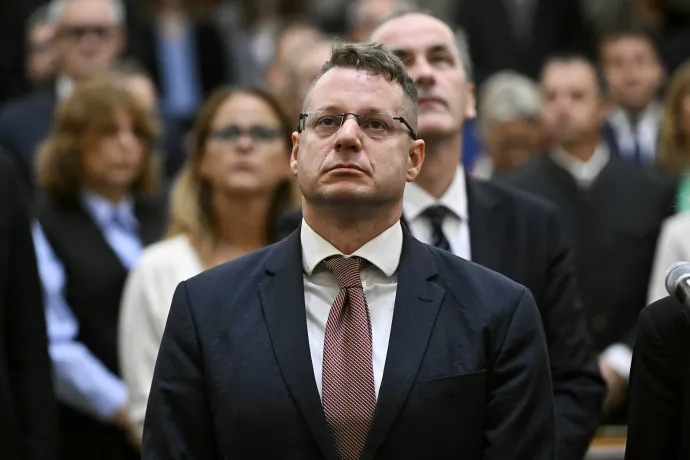 A Nemzeti Média és Hírközlési Hatóság (NMHH) Médiatanácsának tagjává megválasztott Tóth Máté leteszi esküjét az Országgyűlés plenáris ülésén 2026. szeptember 22-én – Fotó: Hegedüs Róbert / MTI