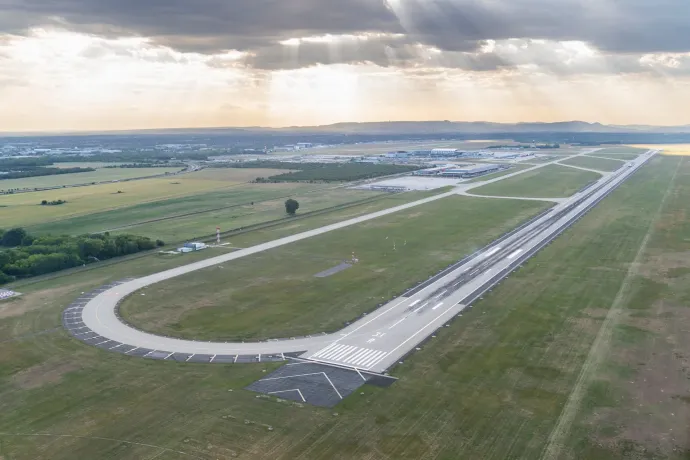 Telefonbetyár gyerek miatt nem szállhatott fel a Wizz Air gépe