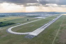 Telefonbetyár gyerek miatt nem szállhatott fel a Wizz Air gépe