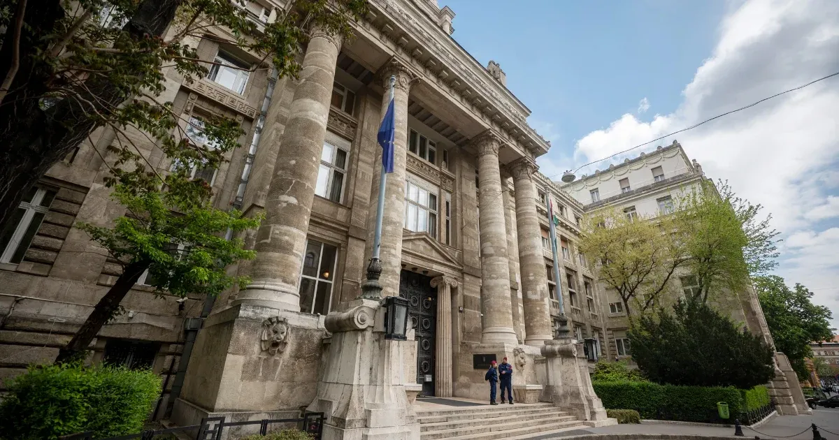 Photo: telex.hu Magyar Péter et la Legfőbb Ügyészség s'affrontent sur son immunité