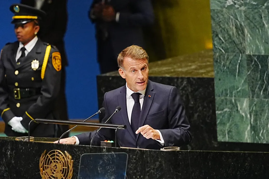 „Ez a barbár tettek új korszaka” – indulatos beszédében Trumpot is kiosztotta Macron az ENSZ Közgyűlésben
