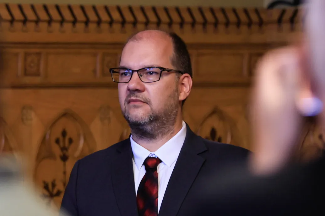 Strómanok, tolvajok, hazudozók nyomában – élő interjú a Médiatanács elnökével