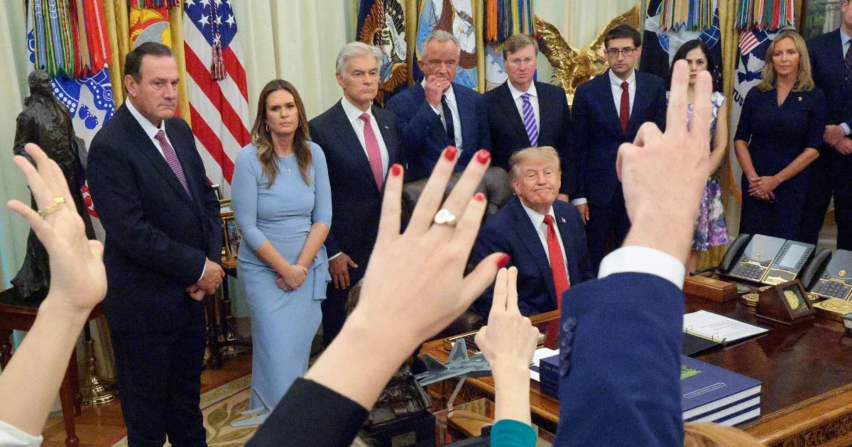 Trump alig tiltott ki két tévét és egy lapot a Fehér Házból, a döntés máris visszaütött rá