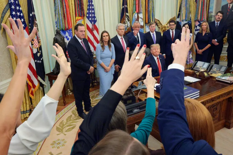 Trump alig tiltott ki két tévét és egy lapot a Fehér Házból, a döntés máris visszaütött rá