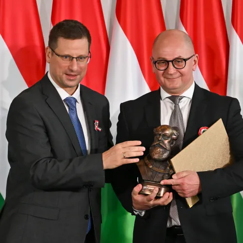Szijjártó fotója az irodában, Pócs-rajongó elnök, szervilizmus, így működött a NER-ben a versenyhivatal