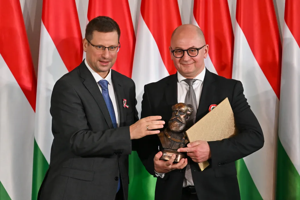 Szijjártó fotója az irodában, Pócs-rajongó elnök, szervilizmus, így működött a NER-ben a versenyhivatal