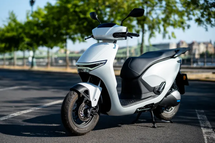 Dögnehéz akkumulátorok, pokoli töltés és egy hét hangtalan suhanás a Honda villanyrobogójával
