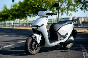 Dögnehéz akkumulátorok, pokoli töltés és egy hét hangtalan suhanás a Honda villanyrobogójával