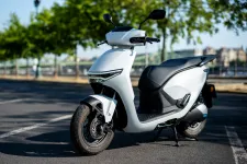 Dögnehéz akkumulátorok, pokoli töltés és egy hét hangtalan suhanás a Honda villanyrobogójával