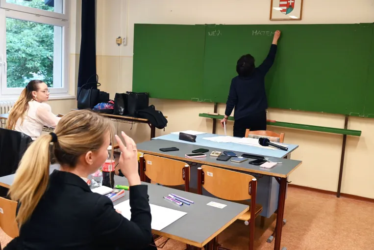 Kivenné a kormány a közszolgálati egyetem kezéből a tanárok továbbképzését, az iskolák saját kurzusokat indíthatnak