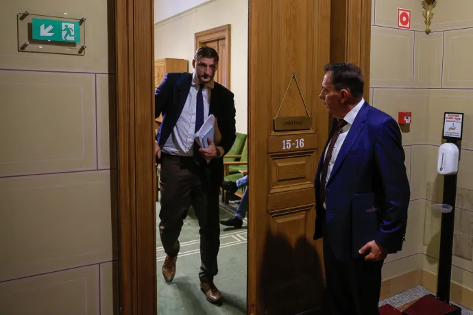 Panyi Miklós és Pócs János, a Fidesz országgyűlési képviselői távoznak az Országgyűlés mentelmi bizottságának üléséről 2026. szeptember 21-én – Fotó: Kocsis Zoltán / MTI