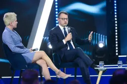 Romanowskit megnevezve reagált a Fidesz az Alapjogokért Központnál tartott házkutatásra