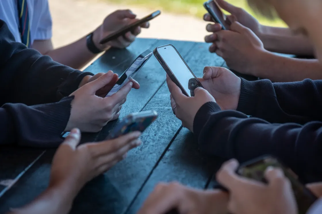 Kötelező korellenőrzés, és 13 évig semmi TikTok vagy Instagram – az EU bekeményít a gyerekvédelemben