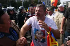 A kamuprofiloktól az utcai zavargásokig: hogyan gerjesztenek a netes álhírek valódi erőszakot?