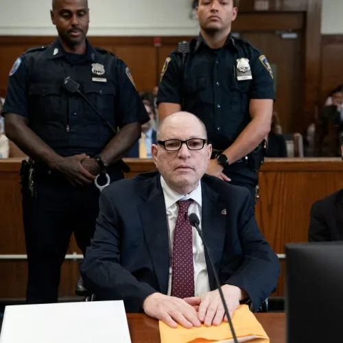 Újabb másfél évtizedet tölthet rács mögött Harvey Weinstein