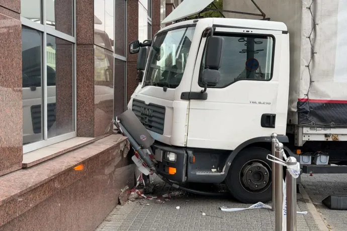 A kormányablak épületének csapódott egy teherautó Újpesten
