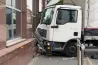 A kormányablak épületének csapódott egy teherautó Újpesten