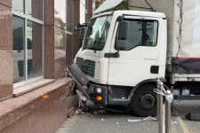 A kormányablak épületének csapódott egy teherautó Újpesten