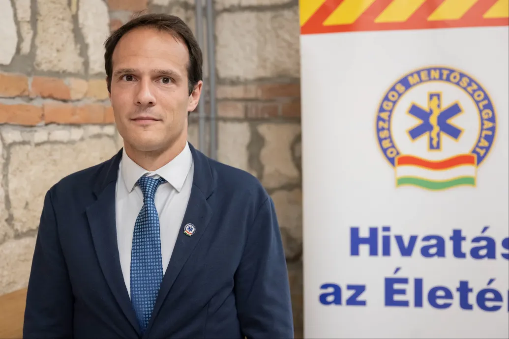 Bocsánatot kért az Országos Mentőszolgálat főigazgatója a félresikerült posztjuk után