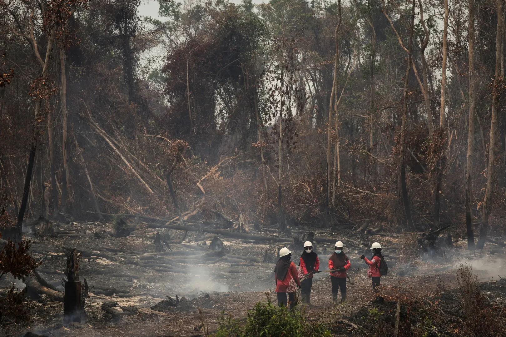 A 36 éves Sumiati, a 46 éves Lita, az 53 éves Herlina, és a 40 éves Dewi Sartika tömlőt szerelnek – Fotó: Willy Kurniawan / Reuters