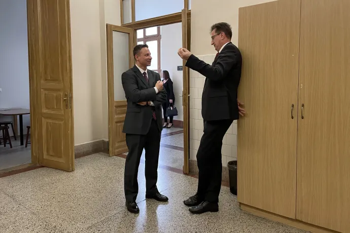 Schadl György, a Magyar Bírósági Végrehajtói Kar korábbi elnöke és Völner Pál, az Igazságügyi Minisztérium korábbi parlamenti államtitkára beszélget 2024. április 4-én a bíróságon – Fotó: Presinszky Judit / Telex