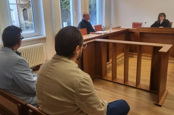 „Amíg közel vannak a húsos fazékhoz” – a volt fideszes megyei elnök rágalmazásért fogházbüntetést kért a győri polgármesterre, de Pintér Bencét felmentette a bíróság