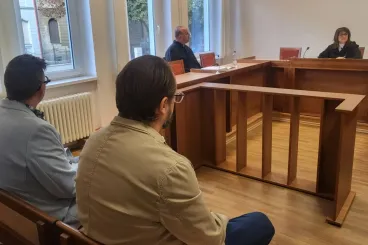 „Amíg közel vannak a húsos fazékhoz” – a volt fideszes megyei elnök rágalmazásért fogházbüntetést kért a győri polgármesterre, de Pintér Bencét felmentette a bíróság