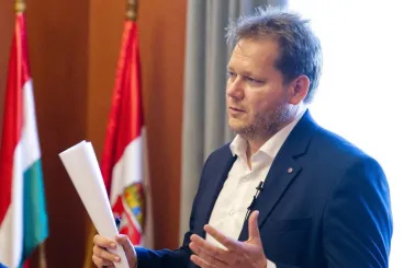 Szociális bérlakásban lakik Kecskemét többmilliós fizetésből élő fideszes alpolgármestere