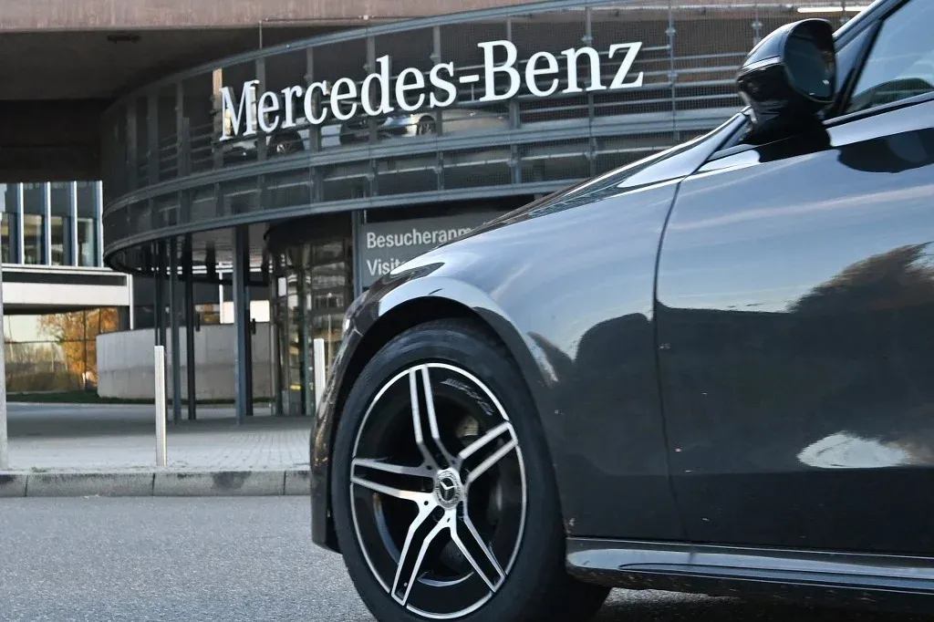 Jelentősen csökkenti németországi munkaerőköltségeit a Mercedes
