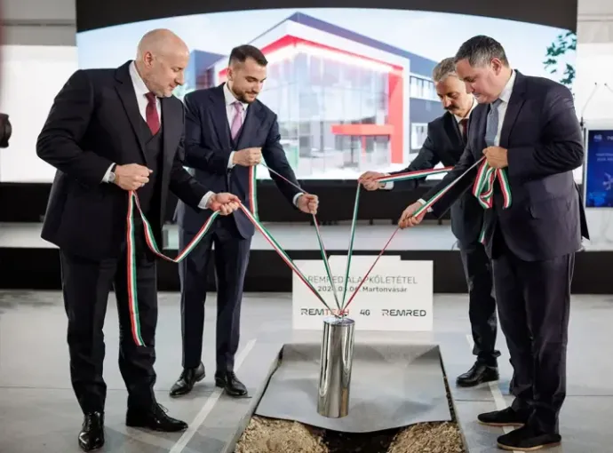 István Sárhegyi (second from the left) joined the business – Photo: 4iG