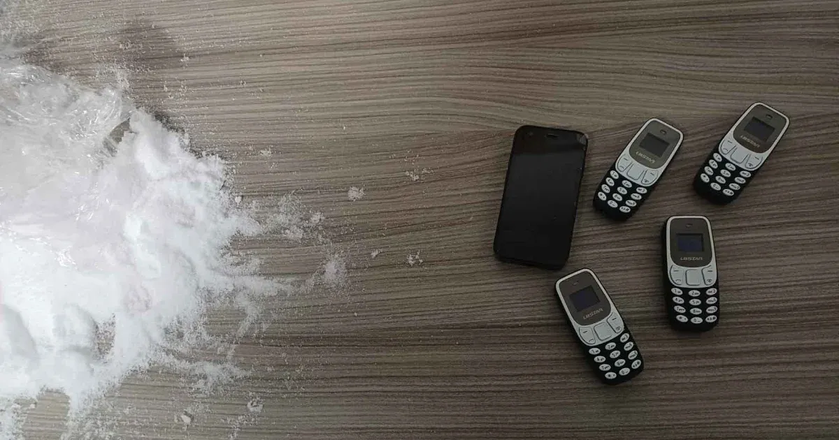 Öt mobiltelefon és SIM-kártya rejtőzött sóval egy zacskóban a börtönbe – Készült felvétel a szállításról
