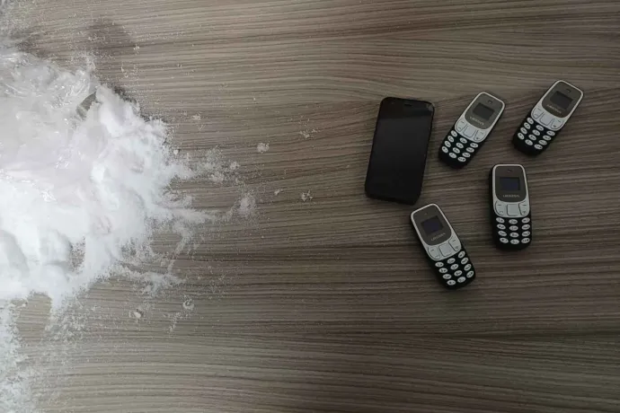 Öt mobiltelefont és SIM-kártyákat próbáltak bejuttatni a Kozma utcai börtönbe. Az akció eleinte sikeresnek tűnt